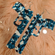 Load image into Gallery viewer, Wholesale 5 Pack: Miz Pistol: Camo Metal Hammered Gun Earrings
