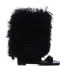 Lade das Bild in den Galerie-Viewer, Callie Lives Xena Black Azalea Wang Faux Shearling Fur Peep-toe Wedge Bootie
