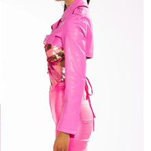 Lade das Bild in den Galerie-Viewer, Callie Lives Stasia My Pink-er Half Ultra Cropped Moto Jacket S
