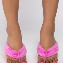 Lade das Bild in den Galerie-Viewer, Stasia Pastel: Purple Faux Fur Thong Heels
