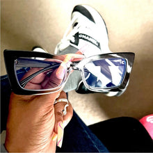 Lade das Bild in den Galerie-Viewer, Callie Lives Black and Green Cat-Eye Glasses
