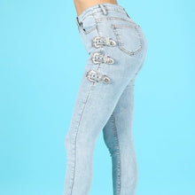 Charger l&#39;image dans la galerie, Wholesale 4Pack: Callie Buckled: Silver Accented Acid Wash Blue Stretch Denim Skinny Jeans
