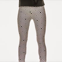Lade das Bild in den Galerie-Viewer, Wholesale Miz Plus: Hypnotic Hexagon Print Illusion Leggings, [product_type], CallieLives 
