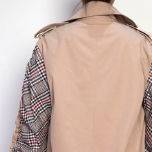 Lade das Bild in den Galerie-Viewer, Wholesale 3Pack: Callie Berry: Rain Trench Plaid Open Air Tan Spring Jacket
