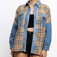 Carica l&#39;immagine nel visualizzatore di Gallery, Wholesale 2Pack: Callie Berry: Denim &amp; Plaid Curved Hem Button Down Jean Shirt Jacket Shackets

