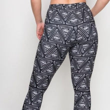 Load image into Gallery viewer, Wholesale 4 Pack: Miz Third Eye: Triangle 3D illusion Graphic Leggings XL
